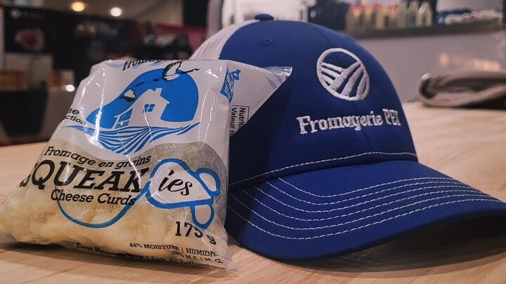 Un sac de fromage et une casquette.
