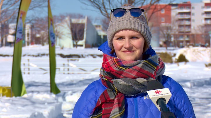 Joanie Chouinard devant la caméra.