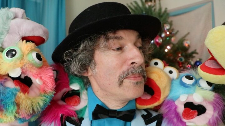 JP Morin entouré de marionnettes.