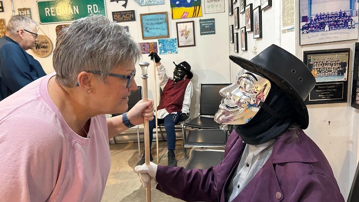 Paulette Larade observe une personne masquée.