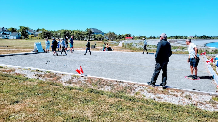 Des gens sur un terrain de pétanque.