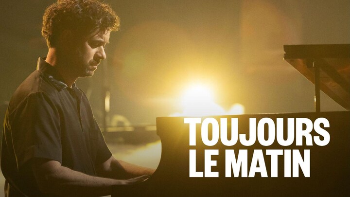 Un homme jouant du piano. 