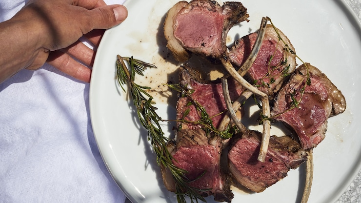 Un plato de chuletas de cordero. 