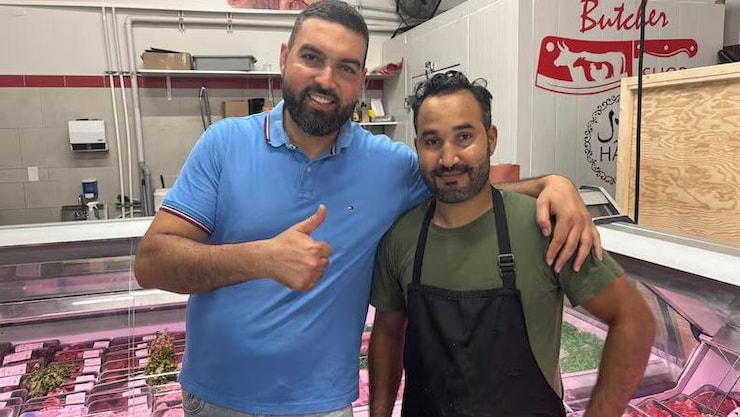 El propietario de Andaluzia Market, Mohammed Kasmi, y el carnicero Youssef Aouachi afirman que la carne de cordero se agota rápidamente. 
