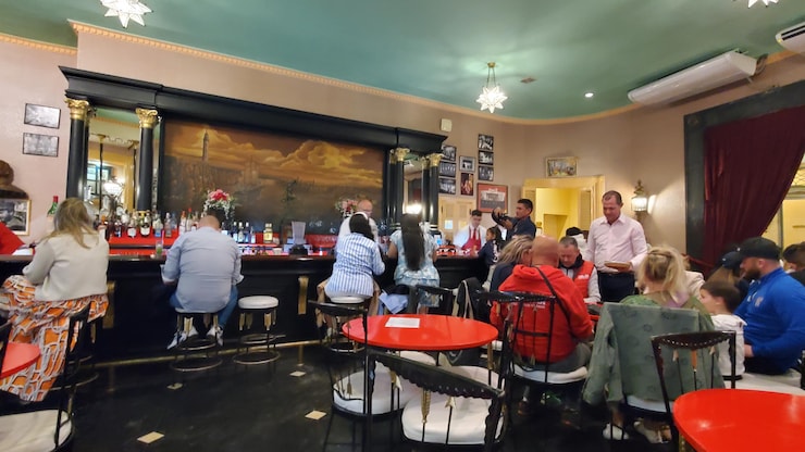 Una escena en el Bar Floridita en La Habana.