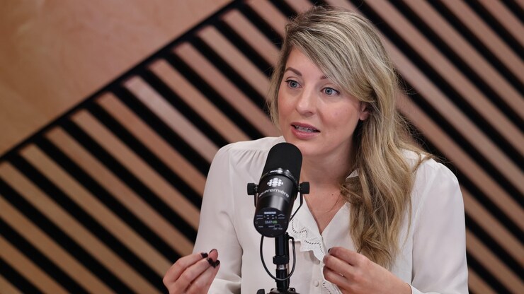 وزيرة الخارجية الكندية ميلاني جولي خلال مقابلة إذاعية مع راديو كندا.