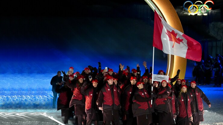 أشخاص يحملون أعلاما.