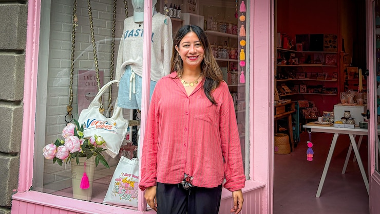 Une femme sourit a la caméra.