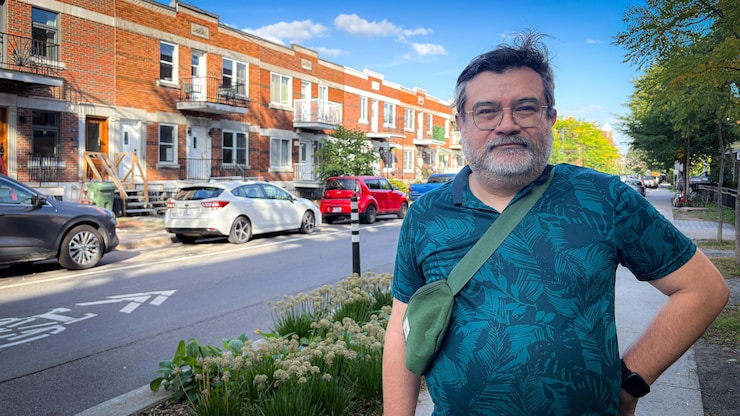 Un homme regarde la caméra dans la rue.