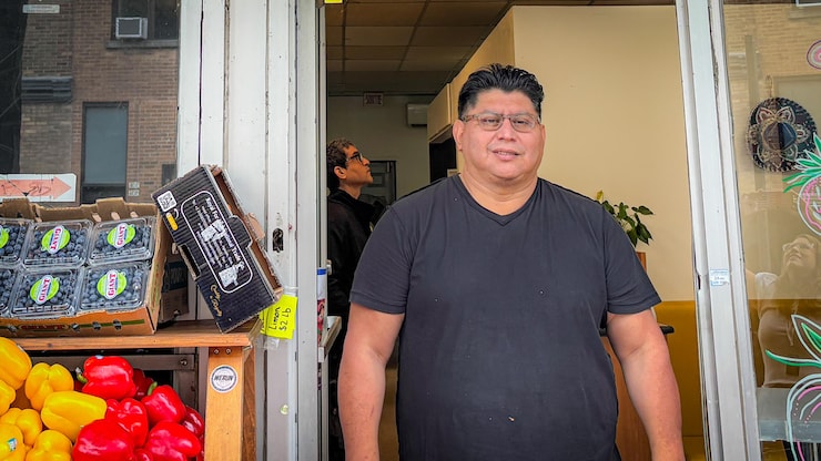 Un homme dans un magasin avec des légumes.   