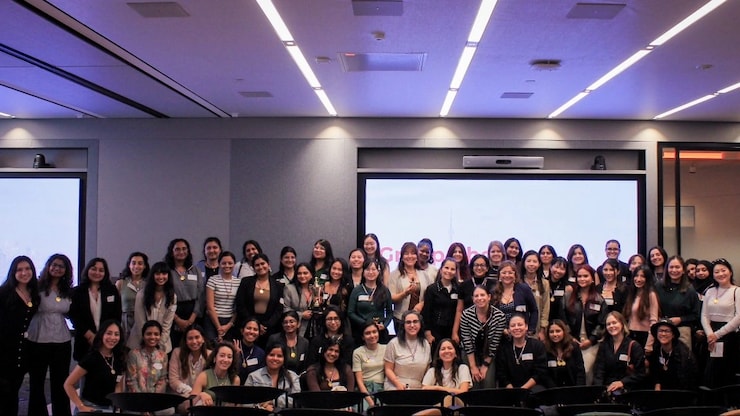Un groupe des femmes posent pour une photo.