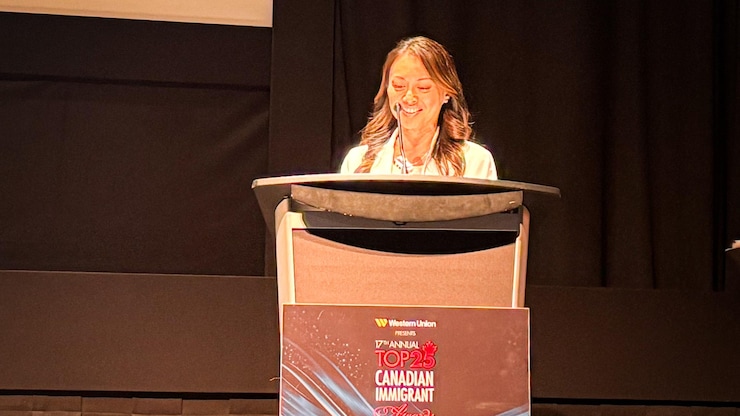 امرأة على منصة.