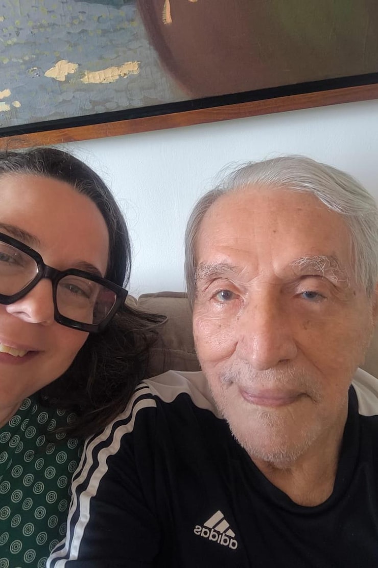 Deux personnes regardent la caméra.