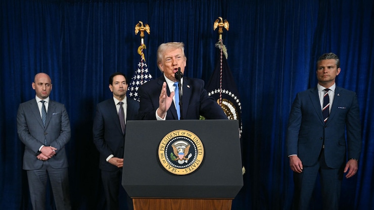 Donald Trump prononce un discours, flanqué de Marco Rubio, de Pete Hegseth et de Stephen Miller, le 3 janvier 2026.