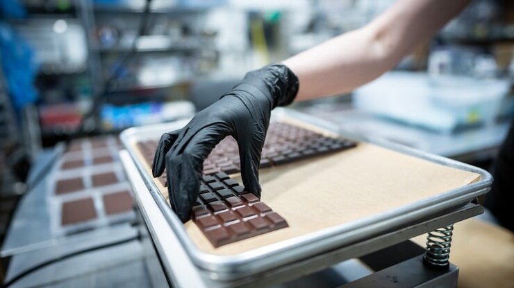 Pam Williams demonstra a fabricação de chocolate com grãos torrados.