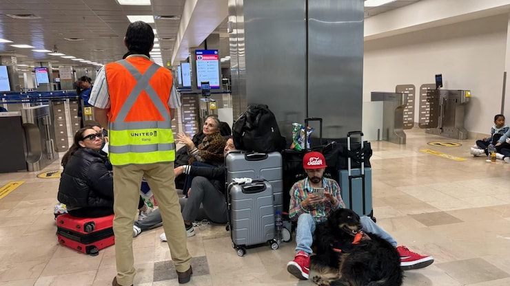 ركّاب عالقون اليوم في مطار بويرتو فايارتا في المكسيك.