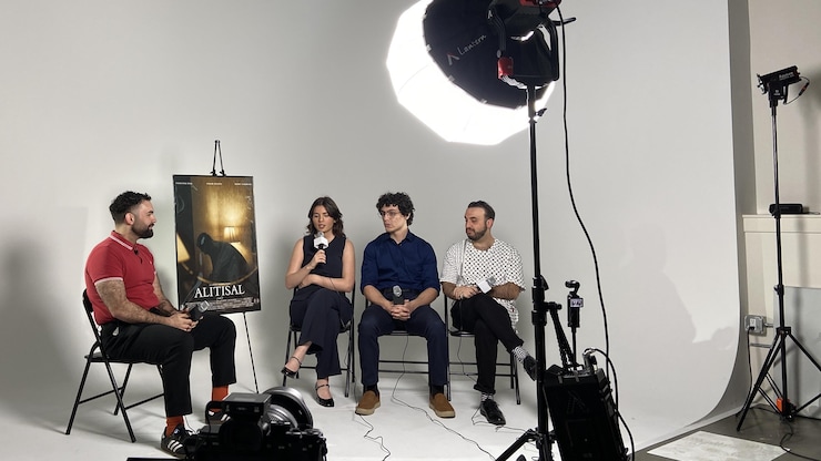 أشخاص جالسون على كراسي.