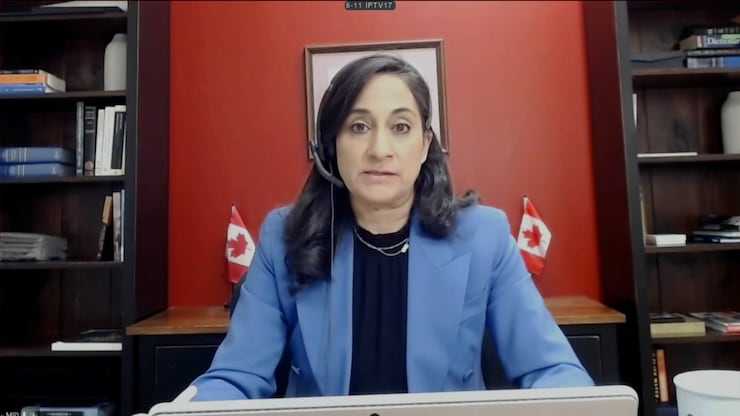 وزيرة الخارجية الكندية أنيتا أناند تعلن عن أول رحلة طيران ستقلّ الرعايا الكنديين العالقين في الشرق الأوسط.