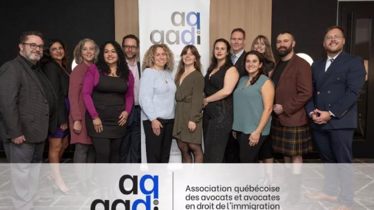 Deux rangées de personnes devant le logo de l'association.