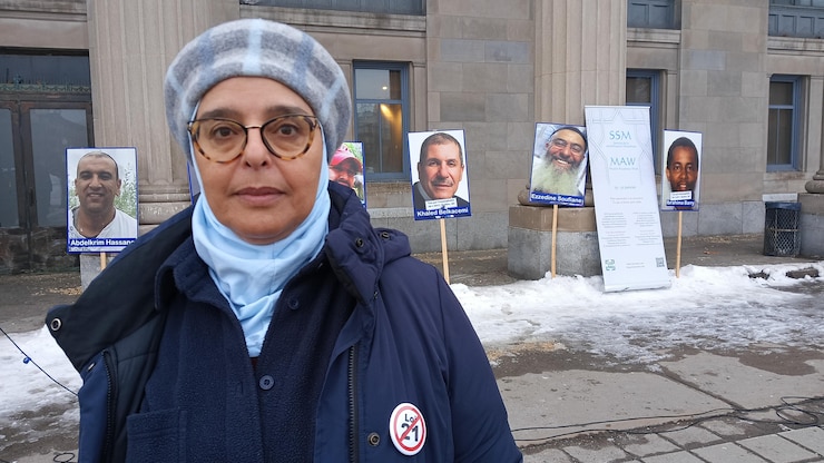 امرأة بالخارج.