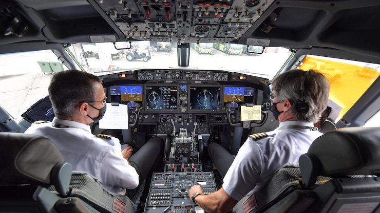 Des pilotes dans le cockpit d'un  avion.