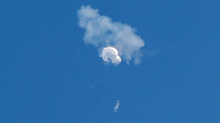 Un globo chino es abatido.