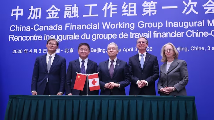 左起:中国人民银行副行长宣昌能、中国人民银行行长潘功胜、加拿大财政部长商鹏飞(François-Philippe Champagne)、加拿大央行行长马克勒姆(Tiff Macklem)以及加拿大驻华大使梅倩琳(Jennifer May)在会议后合照。