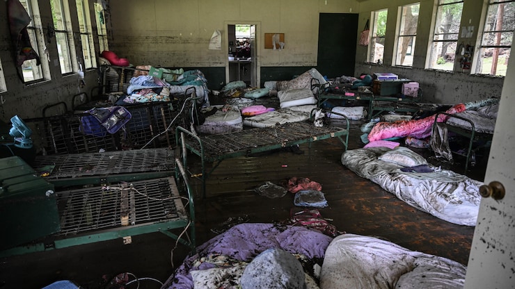 营地小屋内的物品散落一地。