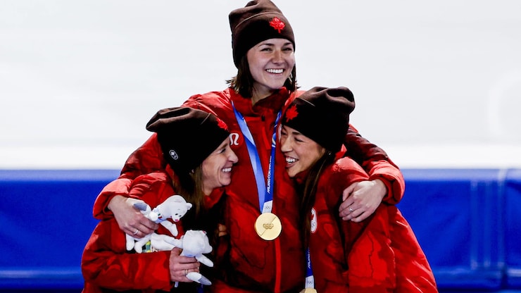 魏德曼 (Isabelle Weidemann) 在取得奖牌后拥着布隆丁 (Ivanie Blondin，左）及马尔泰斯（Valérie Maltais，右）。