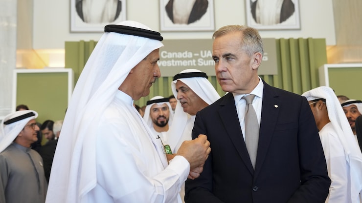 رئيس الوزراء الكندي مارك كارني يتحدث مع سلطان بن سعيد المنصوري، مبعوث وزير خارجية الإمارات العربية المتحدة إلى كندا، خلال قمة الاستثمار بين كندا والإمارات العربية المتحدة في أبو ظبي في 21 تشرين الثاني (نوفمبر) 2025.