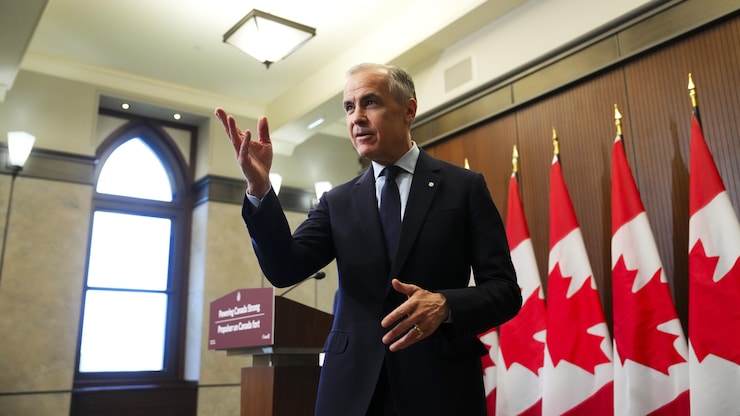 Mark Carney s'éloigne du lutrin après son annonce. 