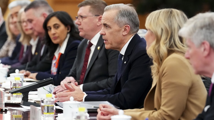 رئيس الحكومة الكندية مارك كارني (الثالث من اليمين)، محاطاً ببعض وزرائه، خلال الاجتماع مع نظيره الصيني لي كيانغ اليوم في قاعة الشعب الكبرى في بكين.
