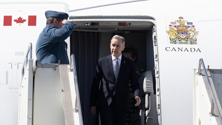 مارك كارني ينزل من الطائرة في مطار مومباي في الهند.