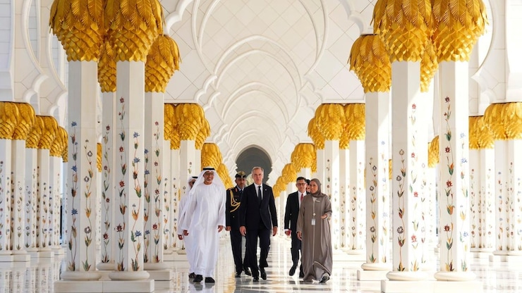 رئيس الوزراء الكندي مارك كارني (في الوسط) خلال زيارته جامع الشيخ زايد الكبير في أبو ظبي أمس برفقة مسؤولين إماراتيين.