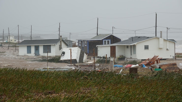 Des chaleuts inondés et déplacés par l'eau.