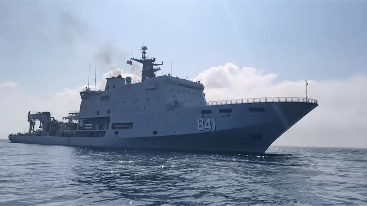 中国海军综合救援船西湖号。