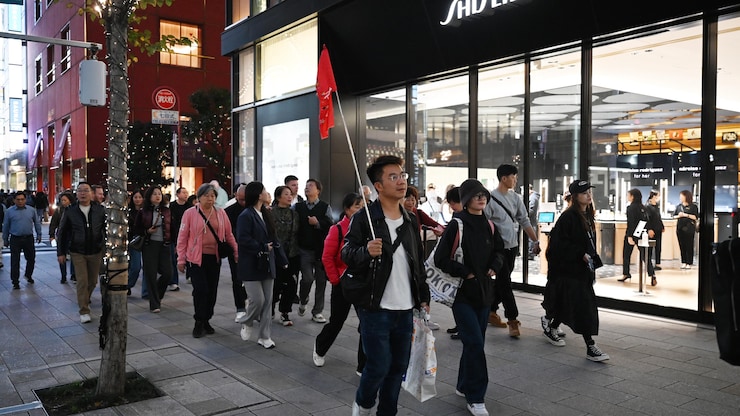 一批旅客跟着领旗人。