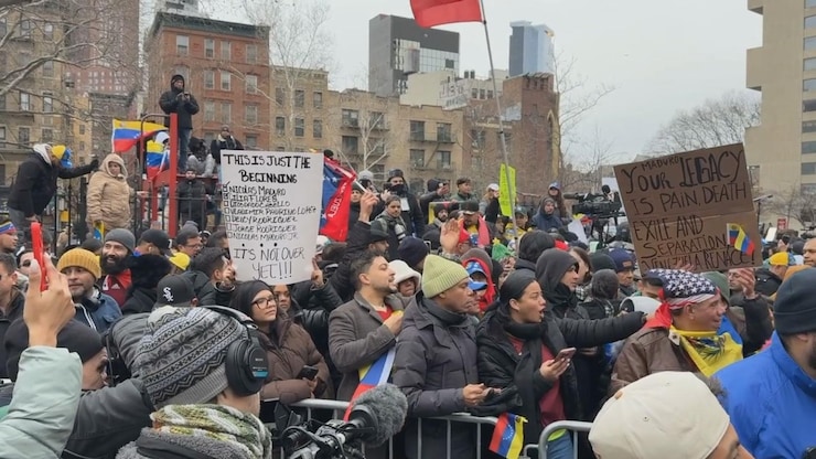 示威者和国际媒体聚集在纽约联邦法院门前。