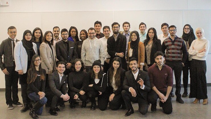 أشخاص في قاعة.