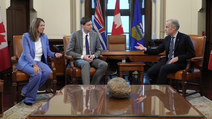 دانيال سميث وديفيد إيبي ومارك كارني في أوتاوا.