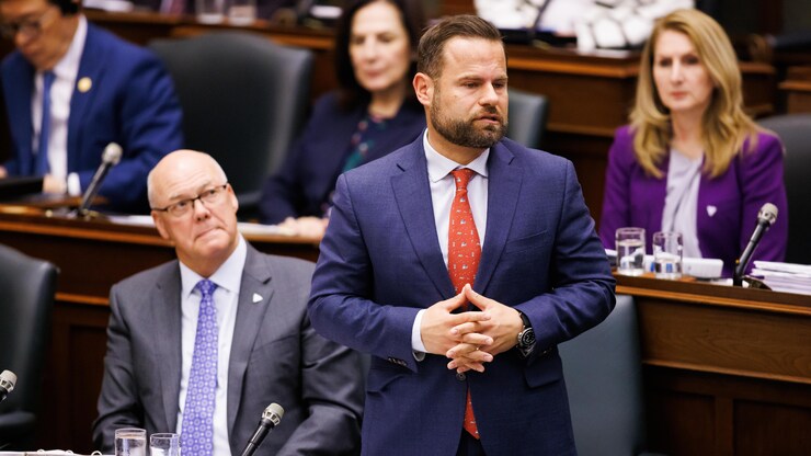  وزير العمل في حكومة أونتاريو، ديفيد بيتشيني، متحدثاً في الجمعية التشريعية.