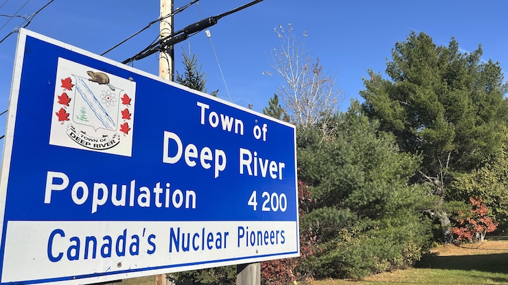 Una señal de tráfico que indica la entrada a la localidad de Deep River.