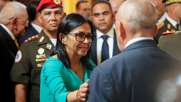 La présidente par intérim du Venezuela, Delcy Rodriguez, salue les participants après sa cérémonie d'investiture à l'Assemblée nationale, à Caracas, au Venezuela, le 5 janvier 2026. 