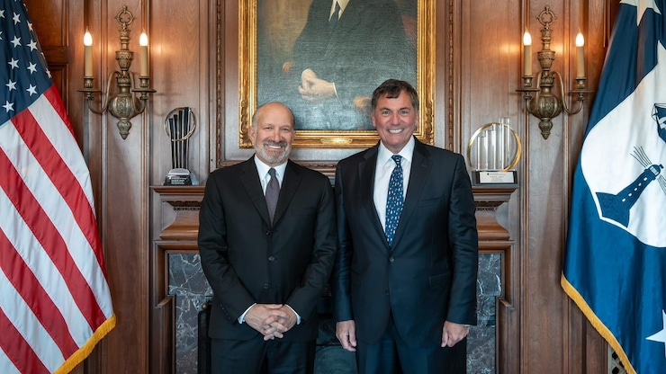 التقى الوزير الكندي المسؤول عن العلاقات التجارية مع الولايات المتحدة دومينيك لوبلان (إلى اليمين) وزيرَ التجارة الأميركي هوارد لوتنيك الأسبوع الماضي في واشنطن.