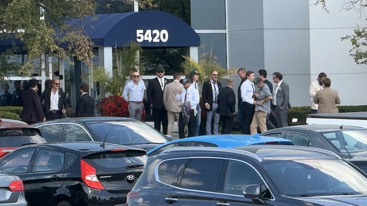 Un grupo de personas en Burlington que llevaban colgadas al cuello las cordones de la Dominion Society.