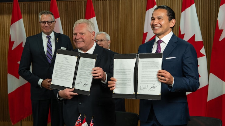 安大略省省长福特（Doug Ford, 左）与曼尼托巴省省长基努（Wab Kinew）各自手拿文件。