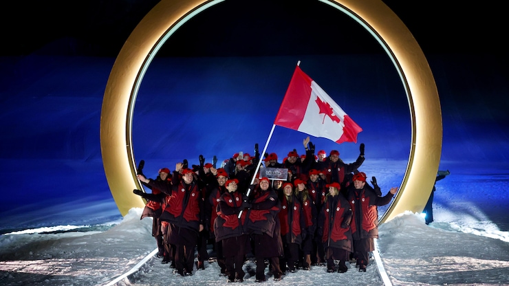 加拿大隊旗手湯普森（Marielle Thompson ）和金斯伯里（Mikael Kingsbury）與其他隊員一起進入會場。