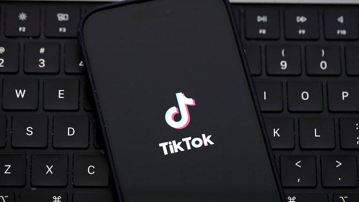 手机上的TikTok。