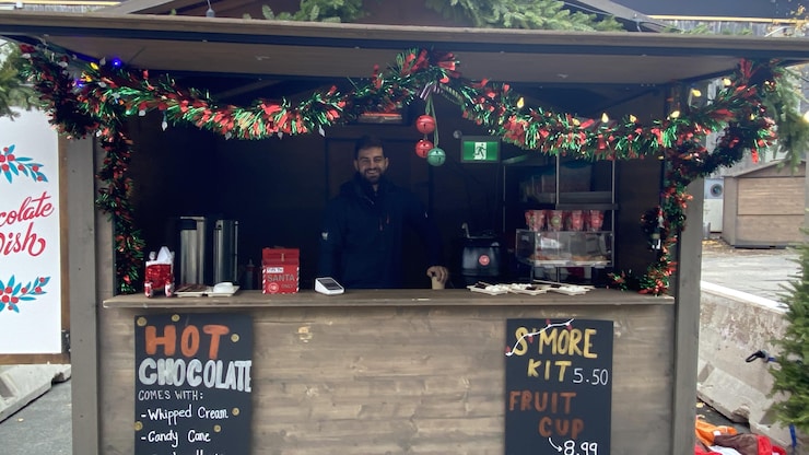 رجل داخل كشك.