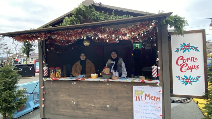 امرأتان في كشك.